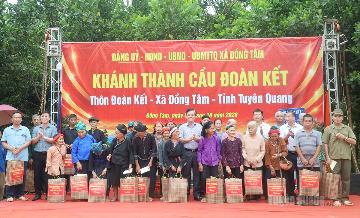 Đồng chí Trần Quang Minh trao tặng quà cho người cao tuổi trên địa bàn xã Đồng Tâm.