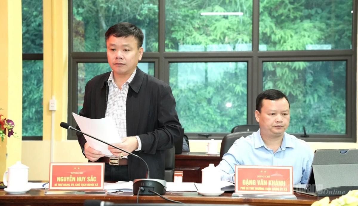 Đồng chí Nguyễn Huy Sắc, Bí thư Đảng ủy, Chủ tịch HĐND xã Sơn Vĩ báo cáo kết quả xây dựng Đảng với đoàn công tác.