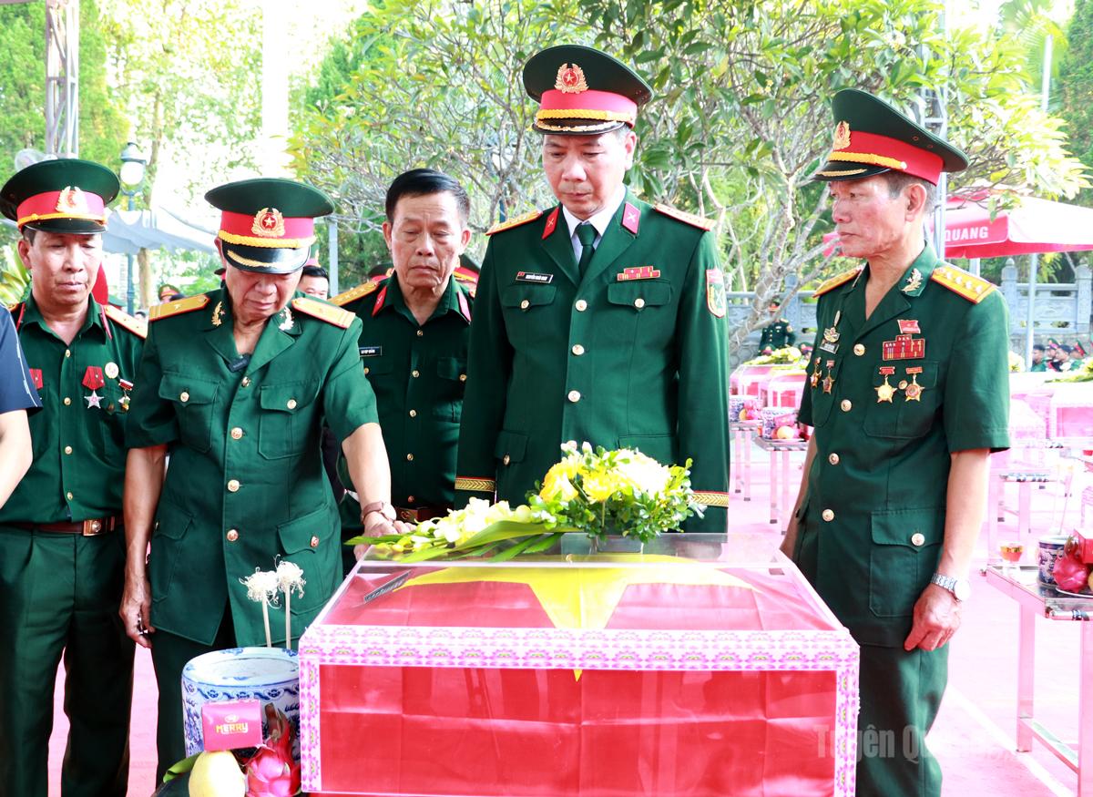 Các cựu chiến binh xúc động bên hài cốt của đồng đội.