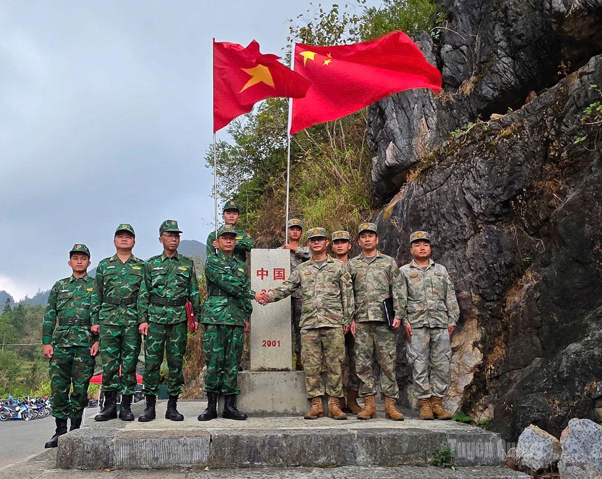 Cán bộ Đồn Biên phòng Phó Bảng và Trạm Hội ngộ hội đàm khu vực Phú Ninh phối hợp kiểm tra khu vực mốc 393.