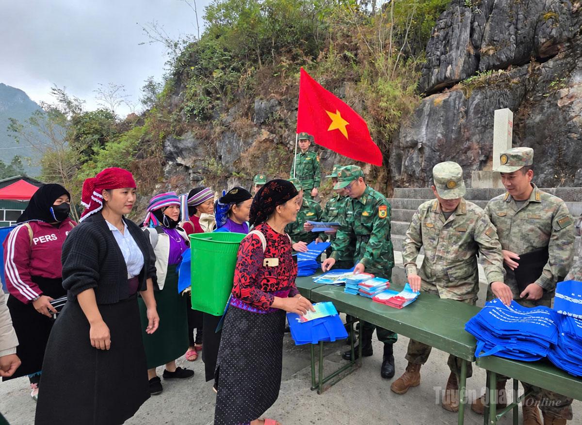 Cán bộ biên phòng hai bên phát tờ rơi song ngữ tuyên truyền pháp luật cho người dân tại khu vực lối mở Phó Bảng.