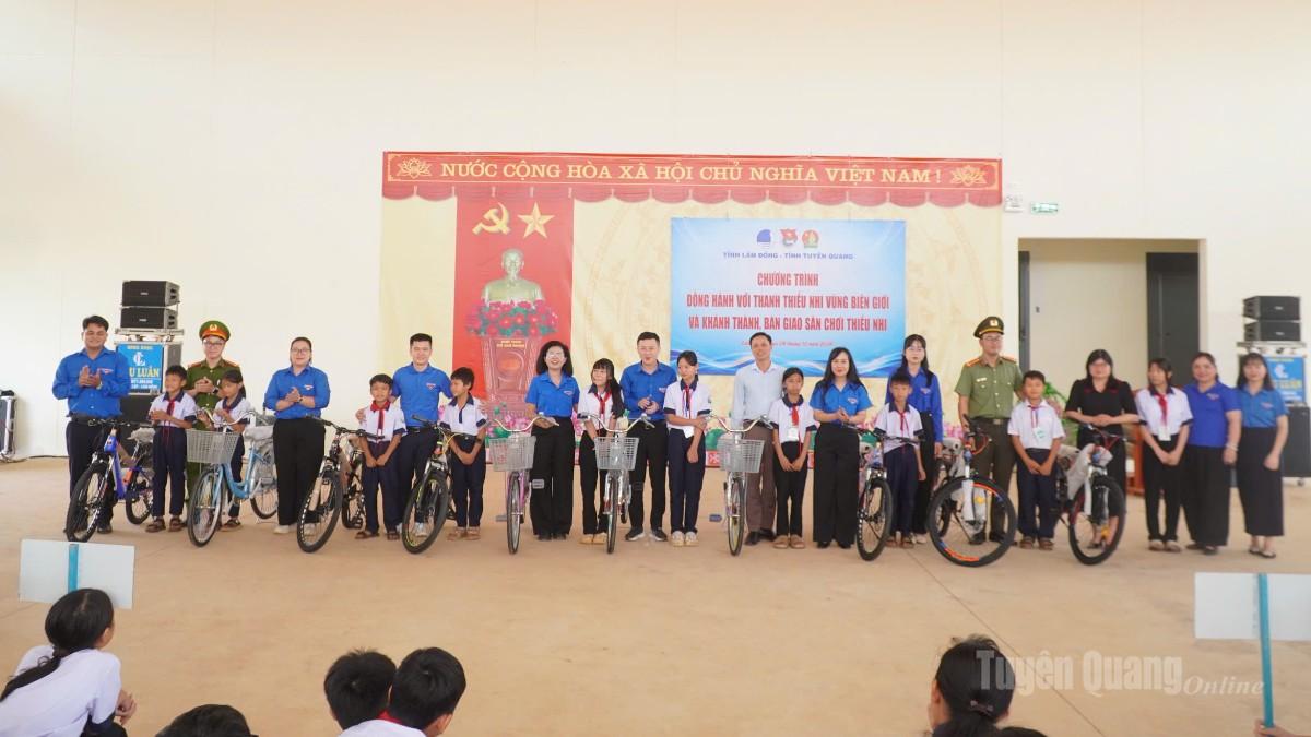 Lãnh đạo Tỉnh đoàn Tuyên Quang và đại biểu tặng xe đạp cho thiếu nhi học sinh hoàn cảnh khó khăn tại xã Thuận An.