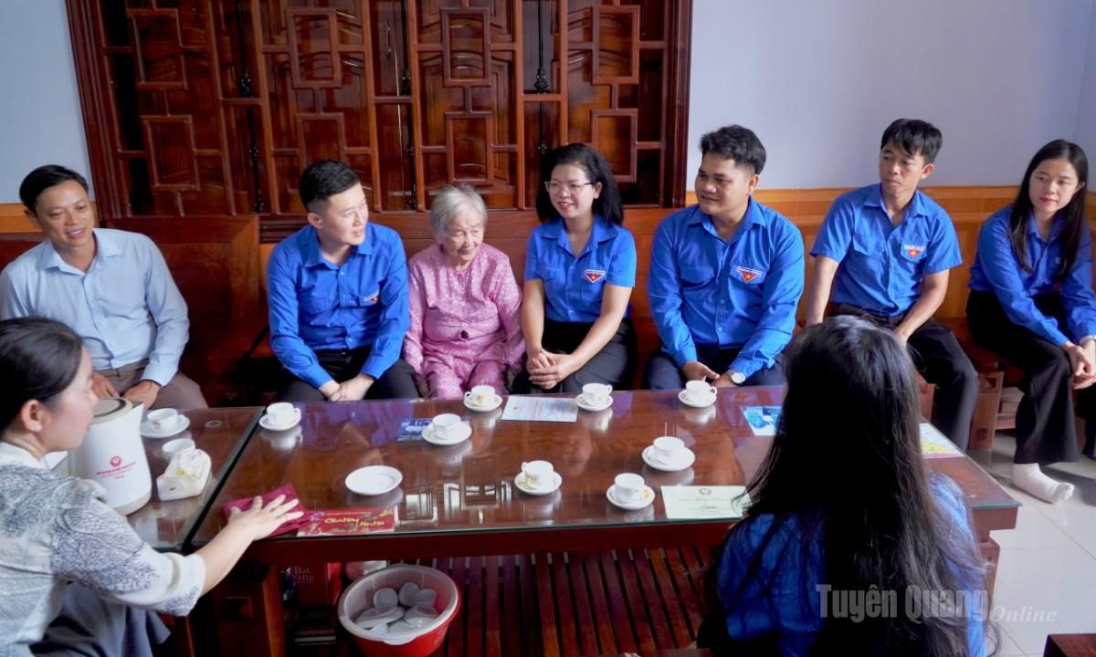 Đoàn thăm, tặng quà Mẹ Việt Nam Anh hùng Nguyễn Thị Xuân.