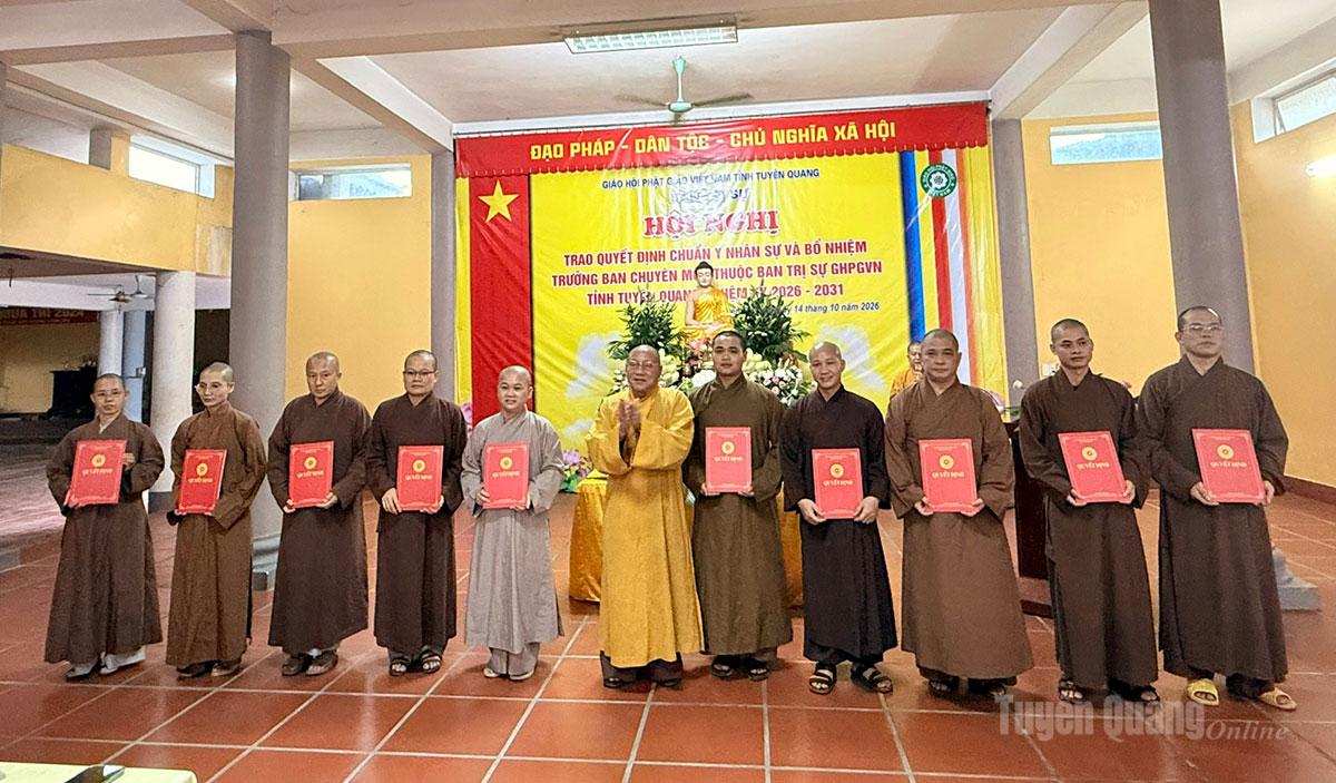 Hòa thượng Thích Gia Quang, Phó Chủ tịch Hội đồng Trị sự, Trưởng ban Trị sự Giáo hội Phật giáo Việt Nam tỉnh Tuyên Quang, trao quyết định chuẩn y nhân sự Ban Trị sự Giáo hội Phật giáo Việt Nam tỉnh nhiệm kỳ 2026-2030.