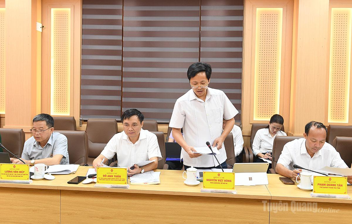 Lãnh đạo Sở Nội vụ báo cáo tình hình thực hiện chế độ, chính sách đối với cựu chiến binh và người có công với cách mạng trên địa bàn.