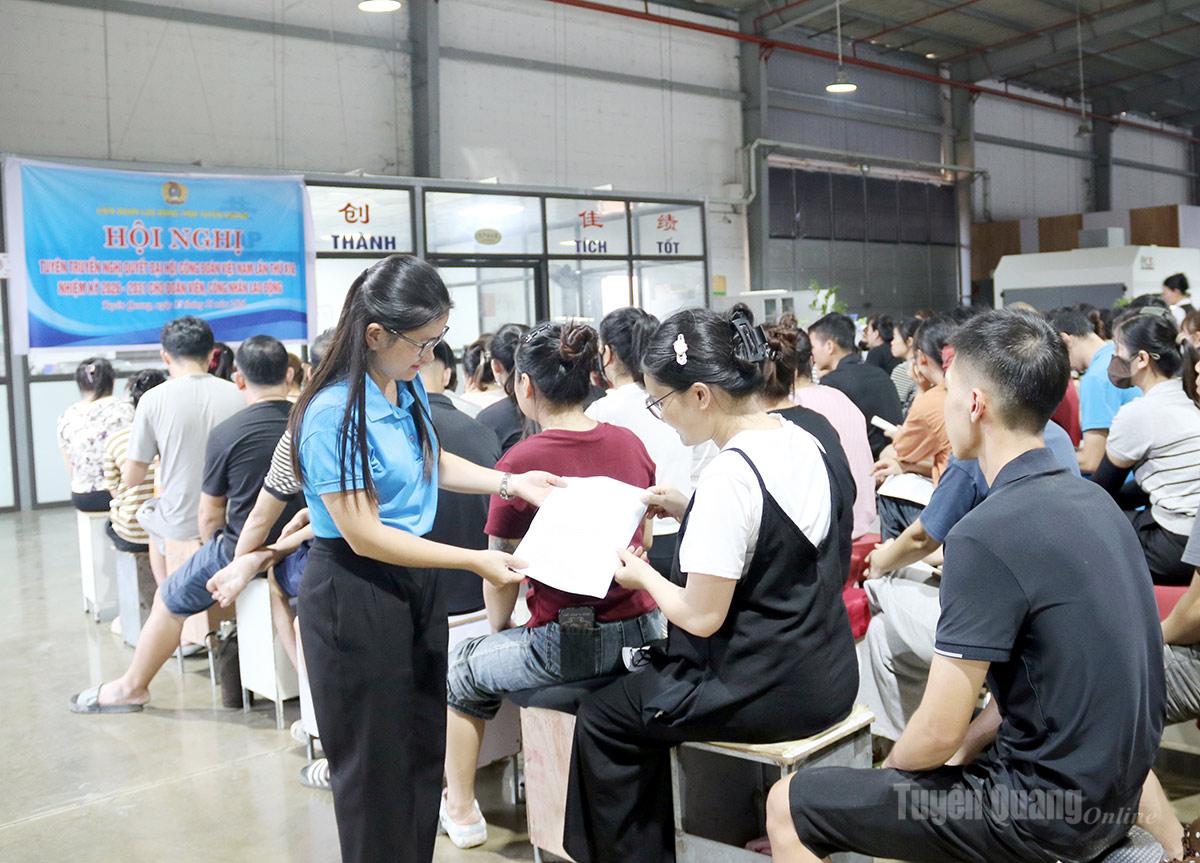Cán bộ Liên đoàn Lao động tỉnh phát tờ rơi tuyên truyền cho công nhân, người lao động.