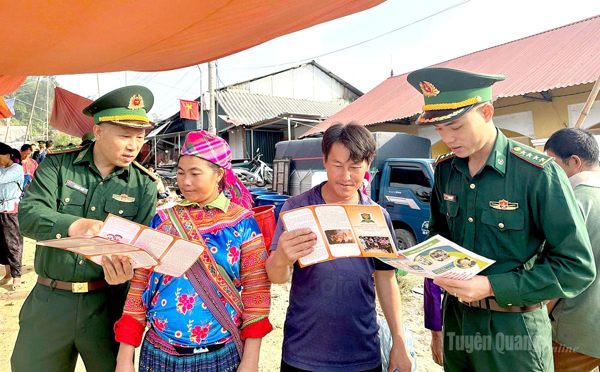 Cán bộ Bộ đội Biên phòng tỉnh tuyên truyền pháp luật và phát tờ rơi cho người dân xã Bản Máy.