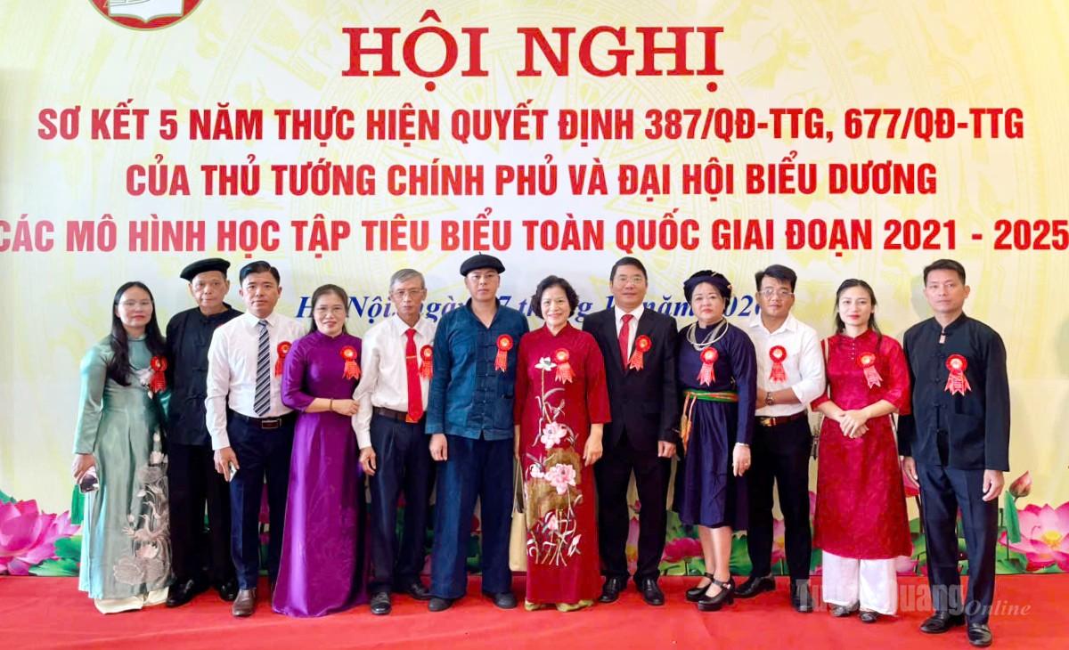 Đoàn đại biểu tỉnh Tuyên Quang tham dự Đại hội Biểu dương các mô hình học tập tiêu biểu toàn quốc 2021 - 2025.