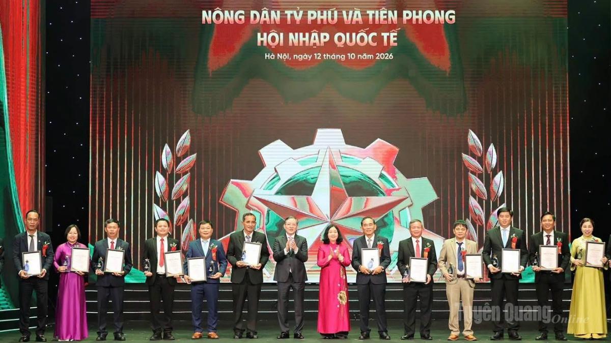 Ông Nguyễn Ngọc Sáng, Chủ tịch Hội đồng quản trị, Giám đốc Hợp tác xã sản xuất chế biến thực phẩm an toàn Sáng Nhung, xã Đông Thọ được vinh danh trong lĩnh vực Nông dân tỷ phú và tiên phong hội nhập quốc tế.