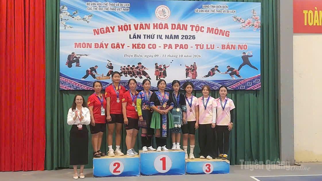 Các VĐV đoàn Tuyên Quang giành Huy chương Bạc môn bắn nỏ đội nữ quỳ bắn tại Ngày hội.