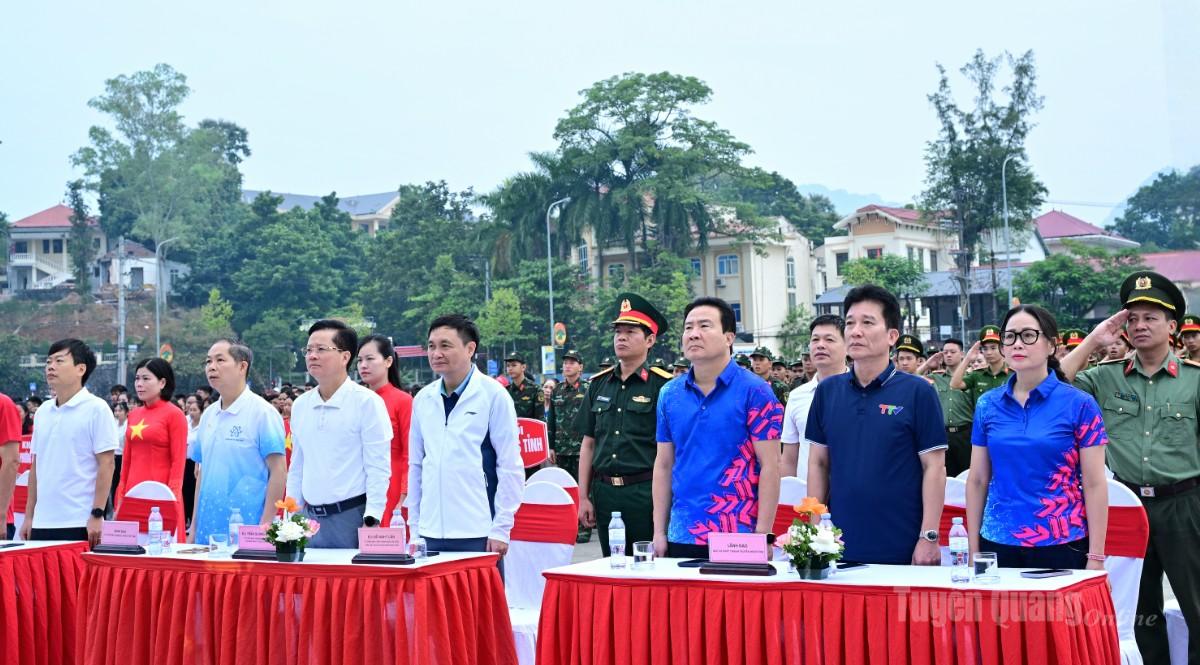 Các đại biểu dự chương trình hưởng ứng.