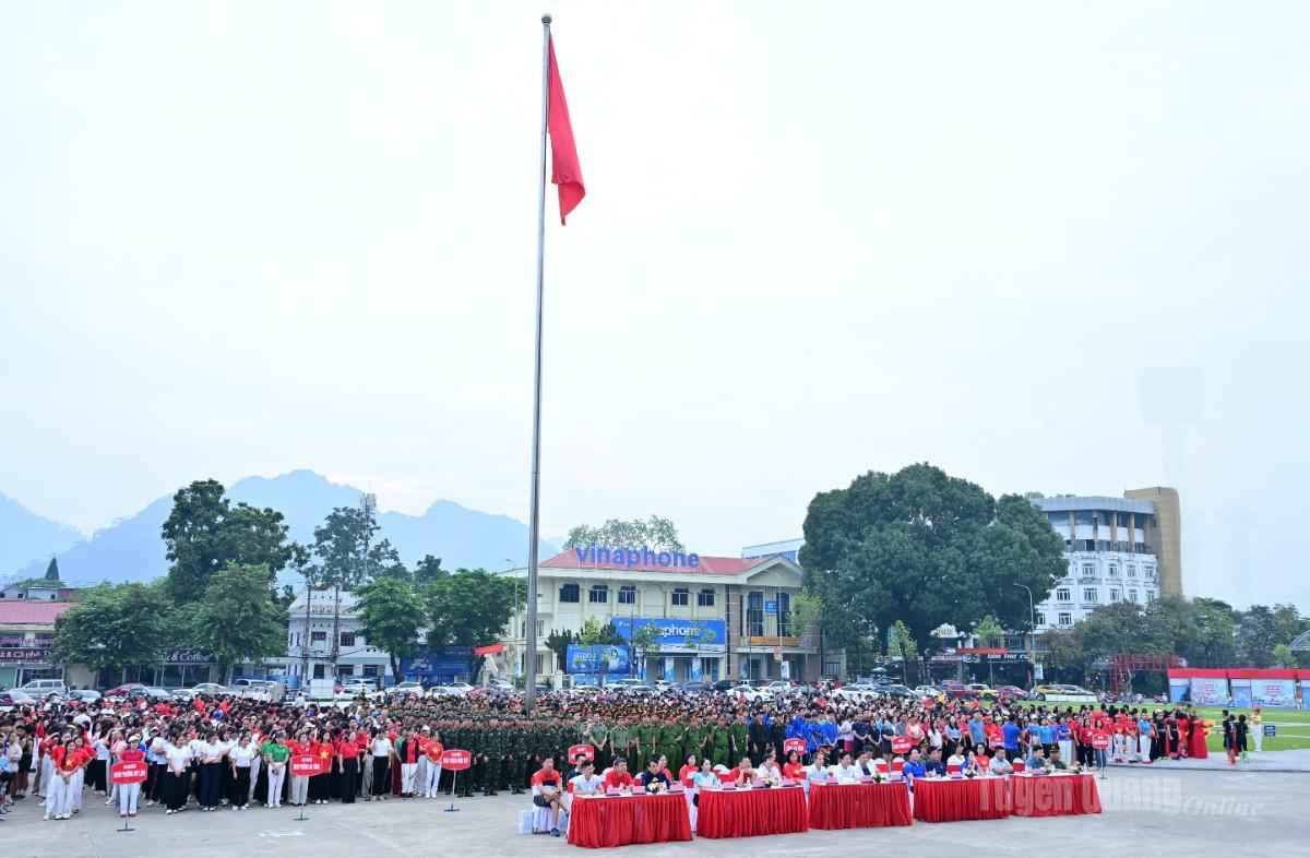 Quang cảnh buổi hưởng ứng tại đầu cầu Tuyên Quang.