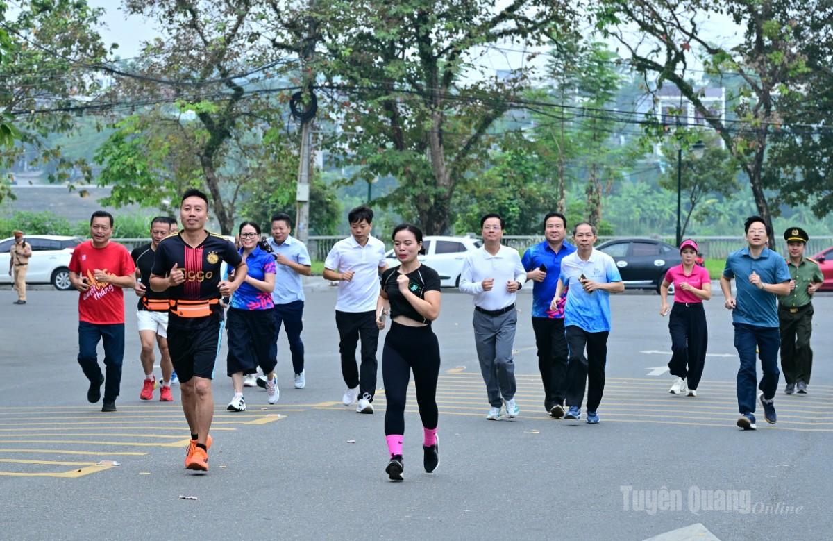 Chạy, đi bộ là môn thể dục, thể thao rèn luyện sức khỏe tốt, dễ thực hiện nhất.