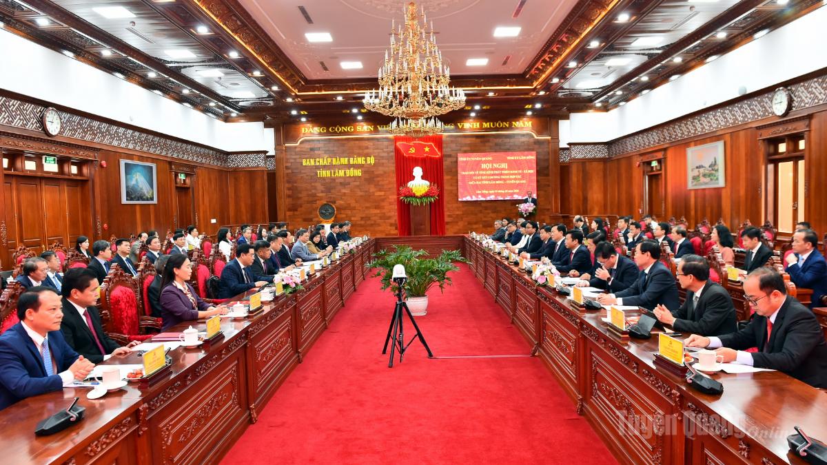 Toàn cảnh hội nghị trao đổi và ký kết chương trình hợp tác giữa hai tỉnh Tuyên Quang và Lâm Đồng.