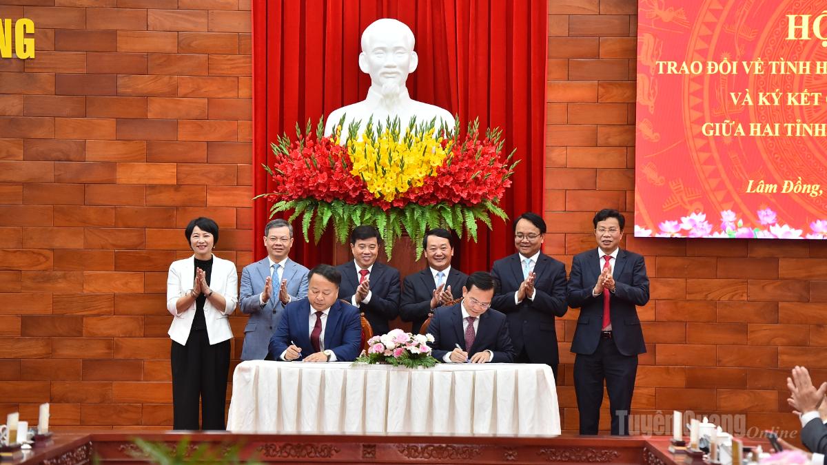 Các đồng chí Chủ tịch UBND hai tỉnh Tuyên Quang và Lâm Đồng ký kết thỏa thuận hợp tác.
