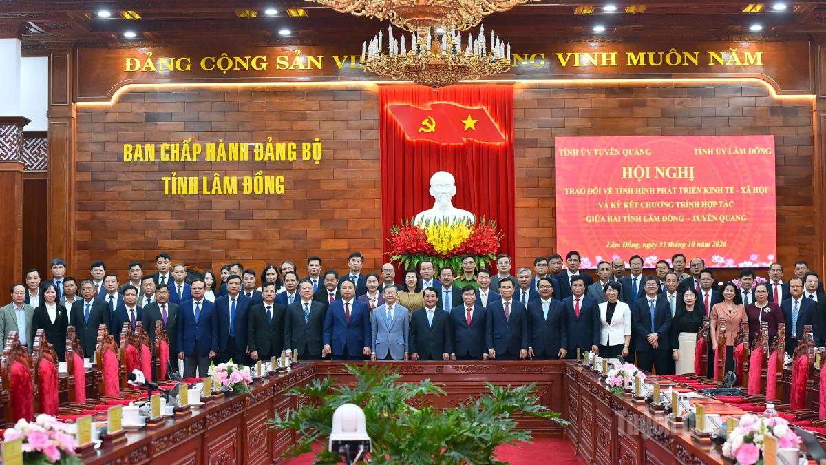 Các đồng chí lãnh đạo 2 tỉnh Tuyên Quang và Lầm Đồng cùng chụp ảnh chung.