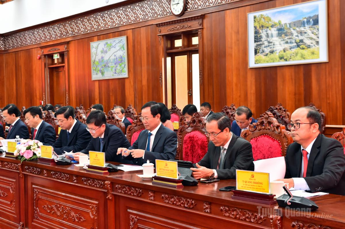 Các đồng chí lãnh đạo, Ủy viên Ban Thường vụ Tỉnh ủy Lâm Đồng tại hội nghị.