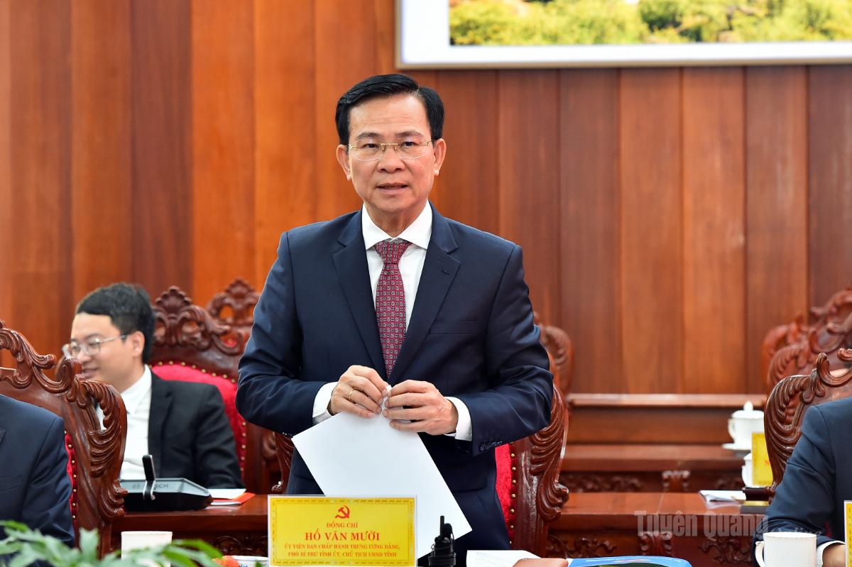 Đồng chí Hồ Văn Mười, Ủy viên BCH Trung ương Đảng, Phó Bí thư tỉnh ủy, Chủ tịch UBND tỉnh Lâm Đồng phát biểu tại hội nghị.