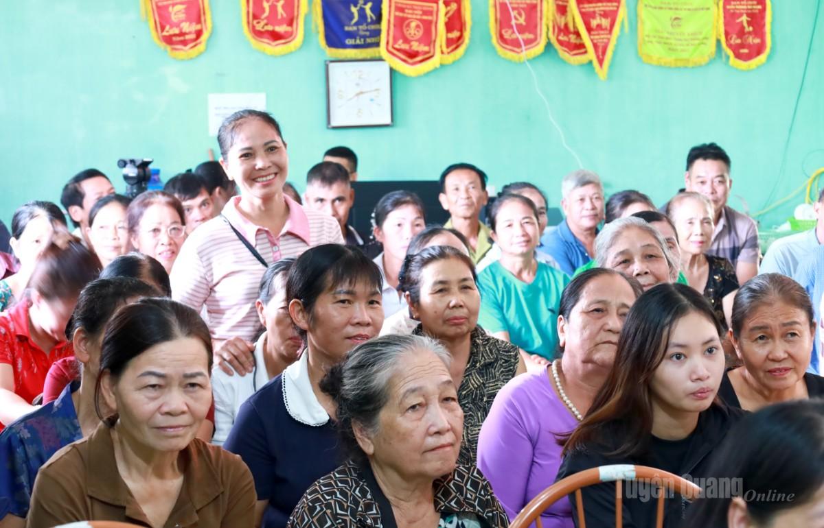 Người dân tích cực tham gia trả lời câu hỏi tại phần thi tìm hiểu pháp luật.