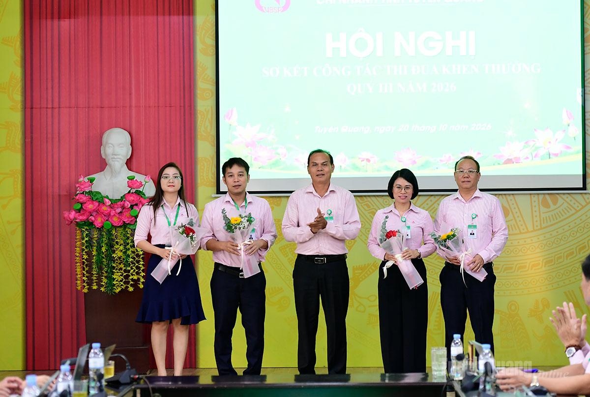Lãnh đạo Chi nhánh Ngân hàng Chính sách xã hội tặng thưởng cho các tập thể.