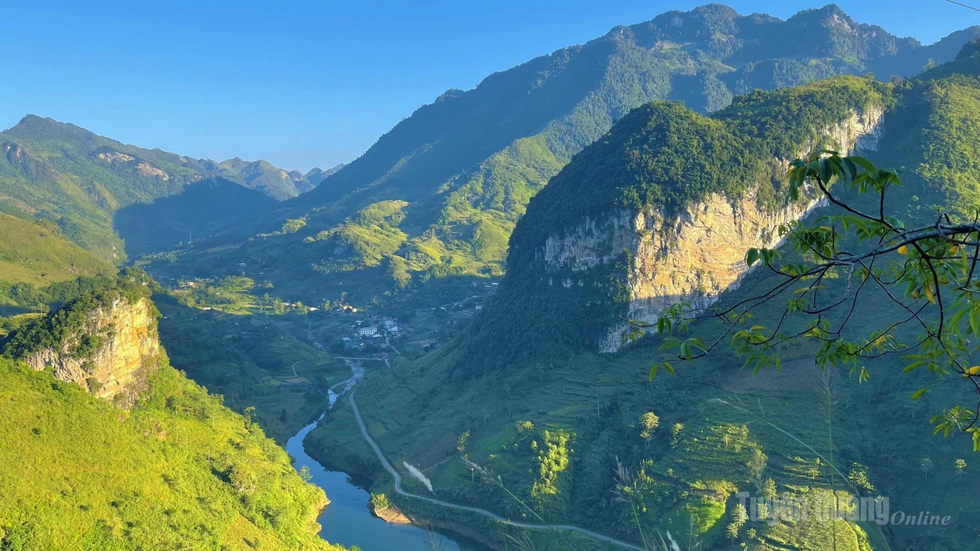 Vẻ đẹp hùng vĩ của trùng điệp đá núi buổi chiều thu tại xã Du Già
