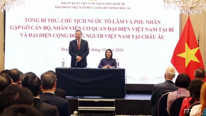 General Secretary of the Communist Party of Viet Nam Central Committee To Lam and his spouse Ngo Phuong Ly meet with representatives of the Vietnamese community in Europe. (Photo: VNA)