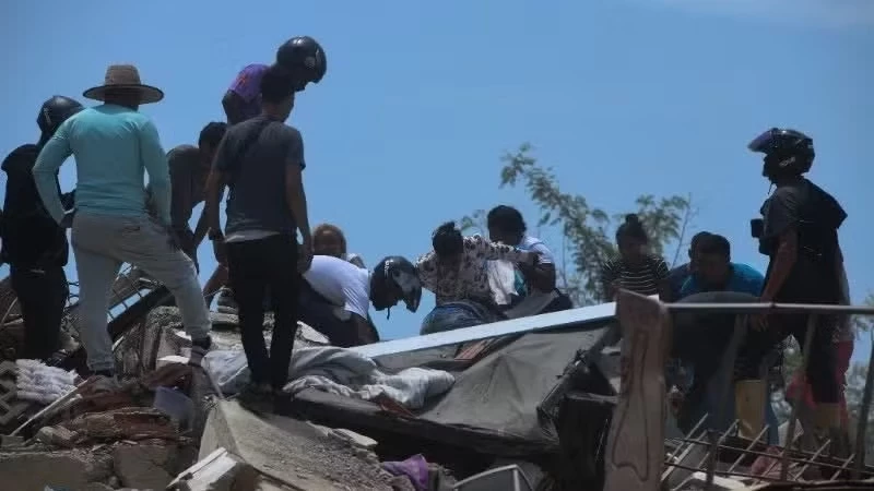 Rescue workers and residents search for victims beneath the rubble following an earthquake in La Guaira State, Venezuela. (Illustrative photo: Xinhua/VNA).