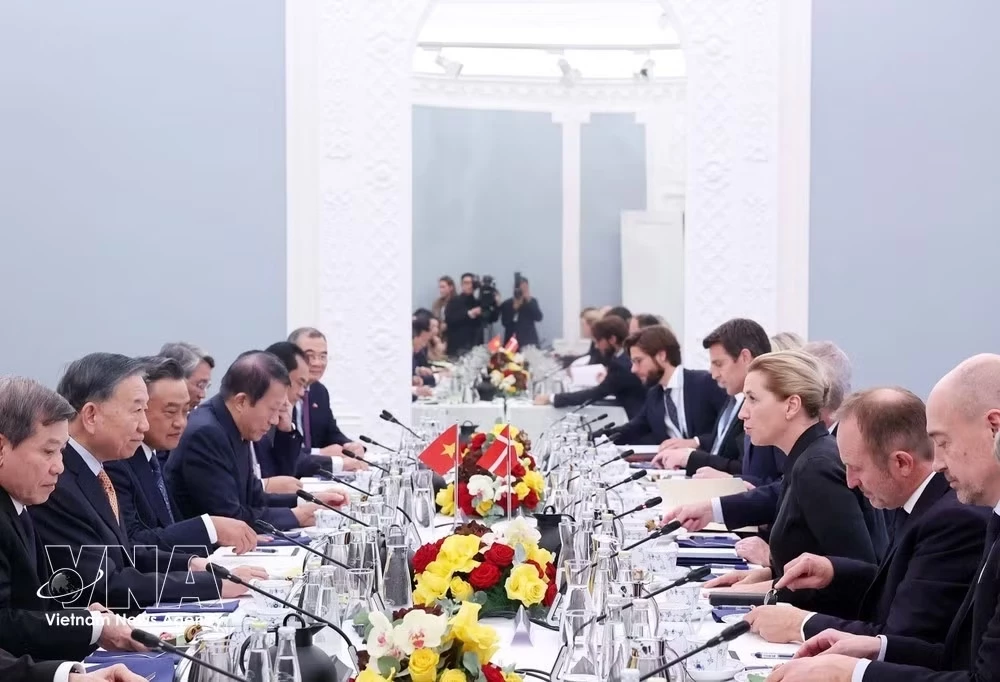 The talks between General Secretary of the Communist Party of Viet Nam Central Committee and President To Lam (second, left) and Prime Minister of Denmark Mette Frederiksen (third, right) in Copenhagen on October 20, 2026 (Photo: VNA)