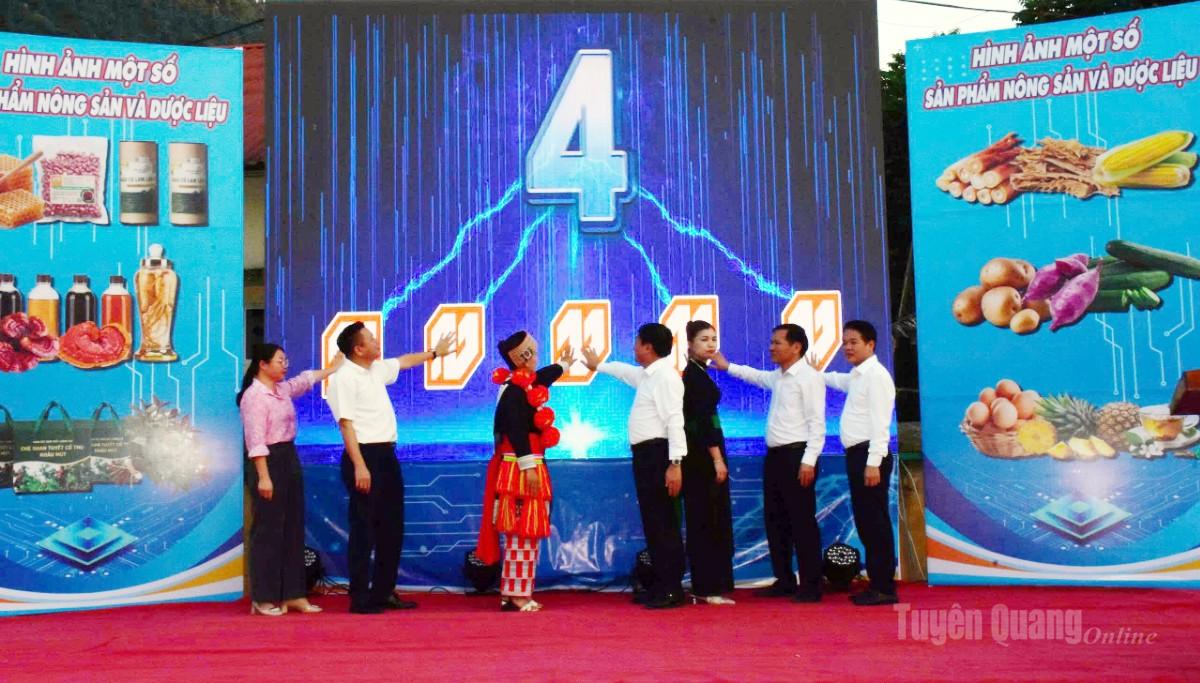 Các đại biểu ấn nút ra mắt mô hình kết nối số.