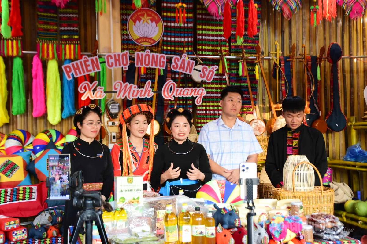 Phiên livestream giới thiệu, quảng bá các sản phẩm nông sản đặc trưng của địa phương.