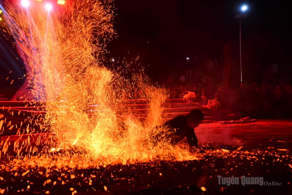 Nghi lễ Nhày lửa của đồng bào dân tộc Pà Thẻn trên địa bàn xã.