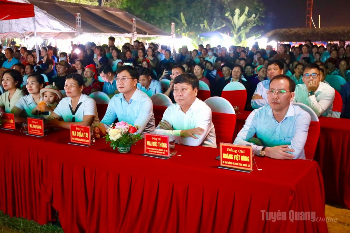 Các đại biểu cùng đông đảo người dân tham dự chương trình.