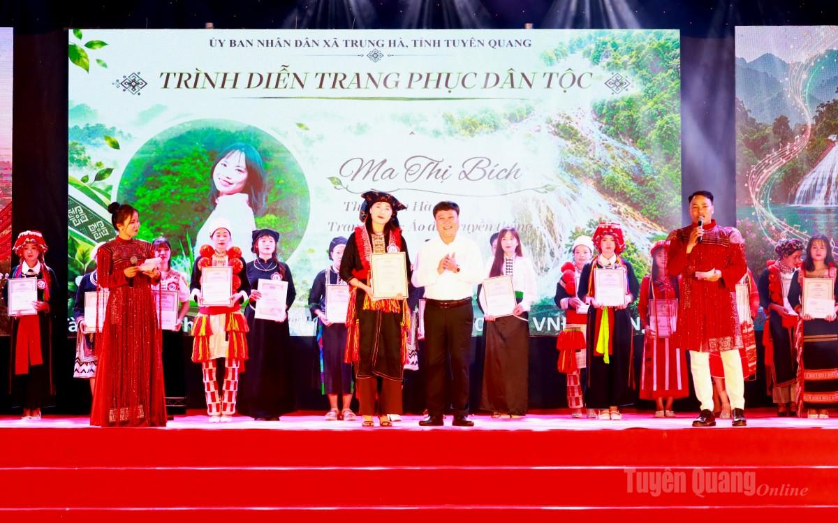 Đồng chí Mai Đức Thông, Ủy viên Ban Chấp hành Đảng bộ tỉnh, Giám đốc Báo và phát thanh, truyền hình Tuyên Quang, Chủ tịch Hội Nhà báo tỉnh trao giải Nhất thi trình diễn trang phục dân tộc cho thí sinh Ma Thị Bích, thôn Tân Hà.