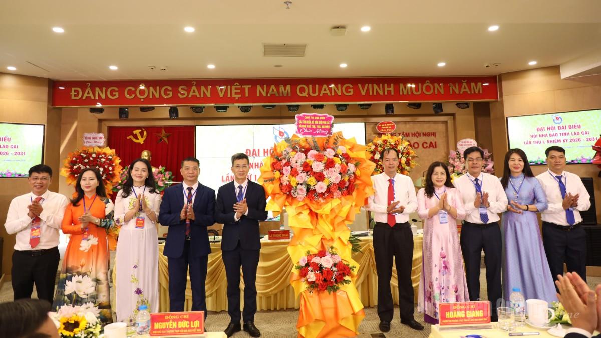 Đại diện Cụm thi đua miền núi biên giới phía Bắc tặng hoa chúc mừng Đại hội.