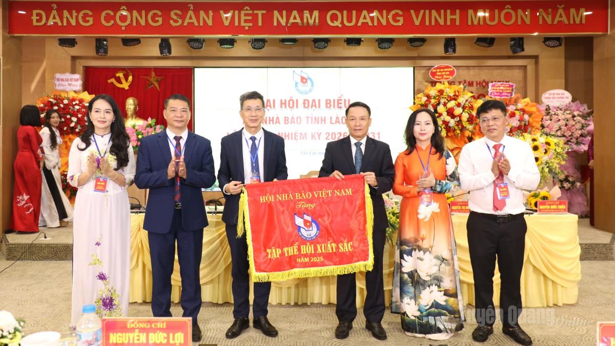 Lãnh đạo Hội Nhà báo Việt Nam và lãnh đạo UBND tỉnh tặng Cờ của Hội Nhà báo Việt Nam cho tập thể Hội xuất sắc.