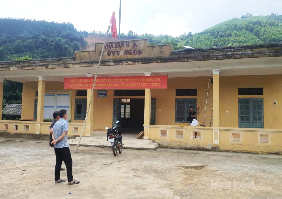 Cán bộ Sở Khoa học và Công nghệ, kỹ thuật viên viễn thông khảo sát lắp đặt thiết bị Starlink 4X  tại xã Hùng Lợi.