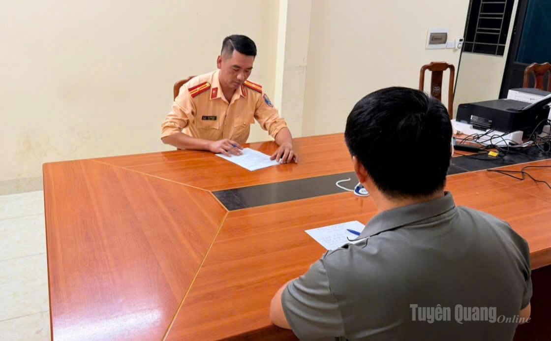 Lực lượng CSGT xử lý vi phạm hành chính đối với tài xế điều khiển xe sử dụng điện thoại.