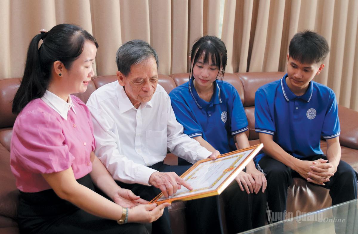 Nhà giáo Tạ Đức Xuân chia sẻ cùng cô trò Trường THPT Tân Trào dấu ấn một đời 
cống hiến cho sự nghiệp trồng người. Ảnh: Hải Anh