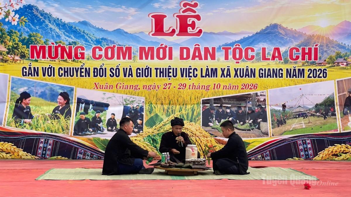 Lễ cúng mừng cơm mới của đồng bào dân tộc La Chí.