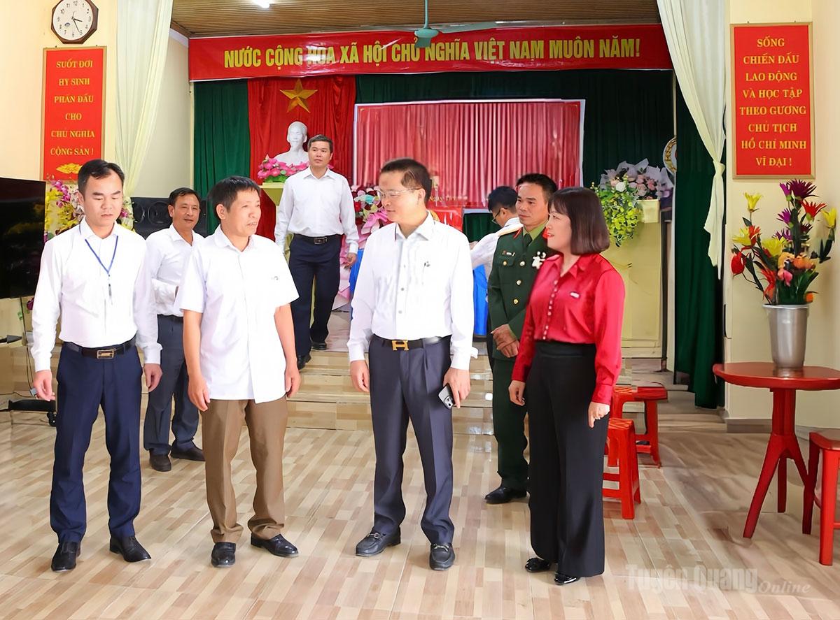 Đồng chí Trần Quang Minh, ủy viên Ban Thường vụ Tỉnh ủy, Trưởng Ban Tổ chức Tỉnh ủy trao đổi, nắm bắt tư tưởng và lắng nghe tâm tư, nguyện vọng của đội ngũ cán bộ, đảng viên cơ sở tại xã Phú Lương.
