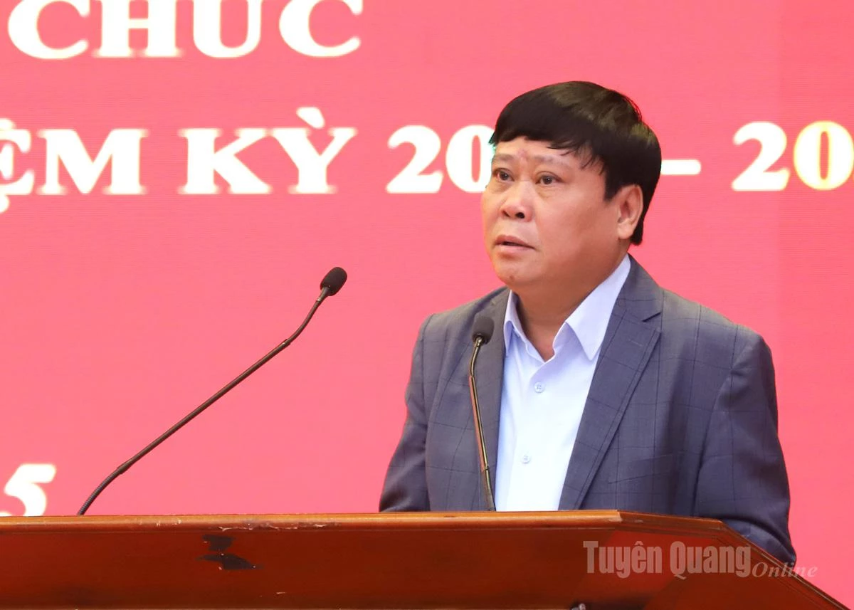 Tổng Biên tập Báo và Đài PTHH tỉnh Mai Đức Thông thảo luận tại hội nghị.