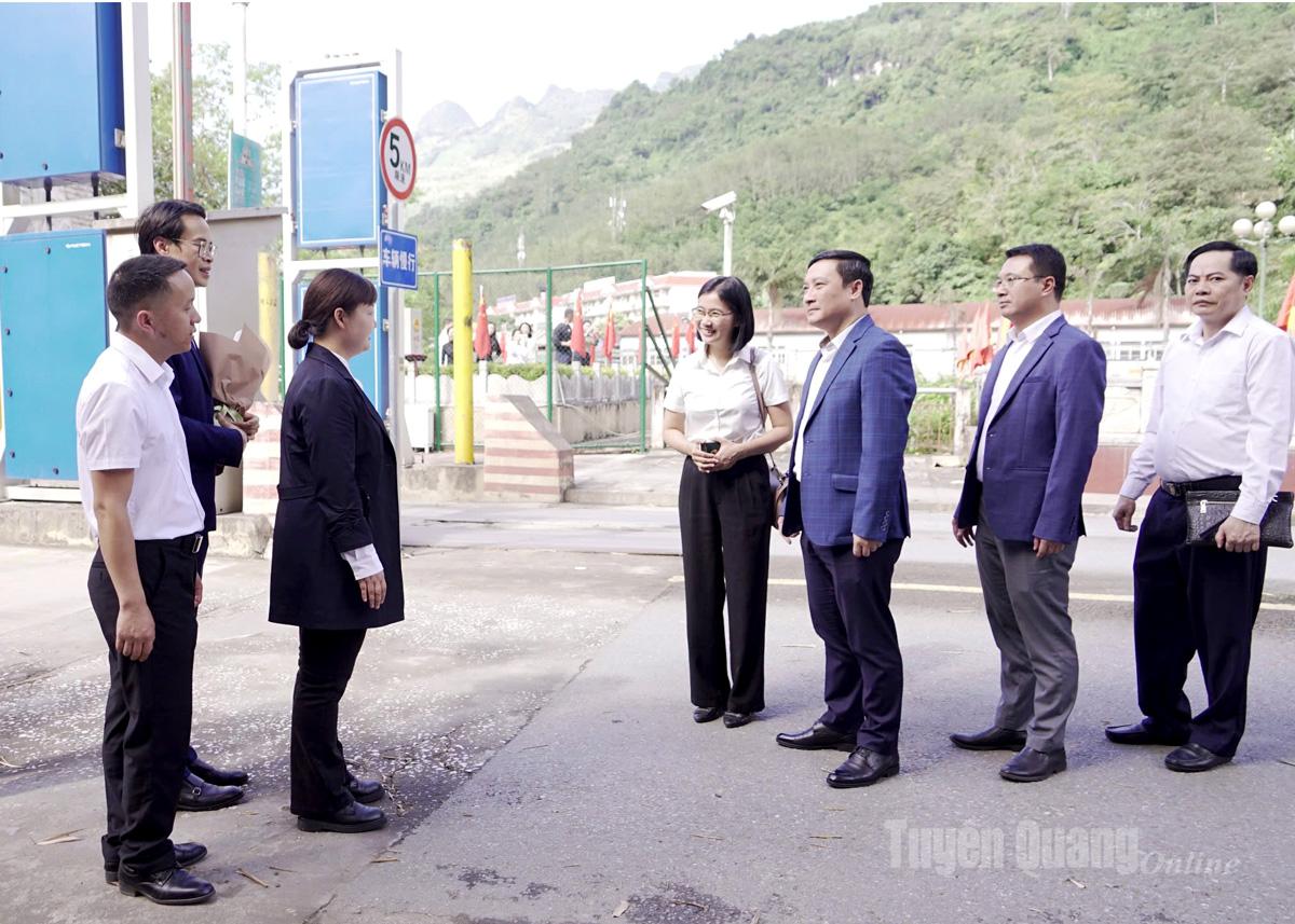 Lãnh đạo Cục Thương vụ châu Văn Sơn, tỉnh Vân Nam, Trung Quốc đón đoàn Sở Công thương tỉnh Tuyên Quang tại Cửa khẩu quốc tế Thiên Bảo - Thanh Thủy.