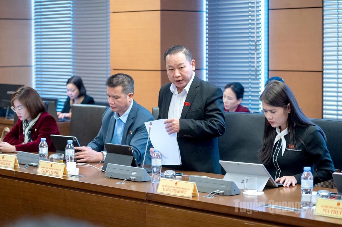 Đại biểu Tráng A Dương phát biểu thảo luận.