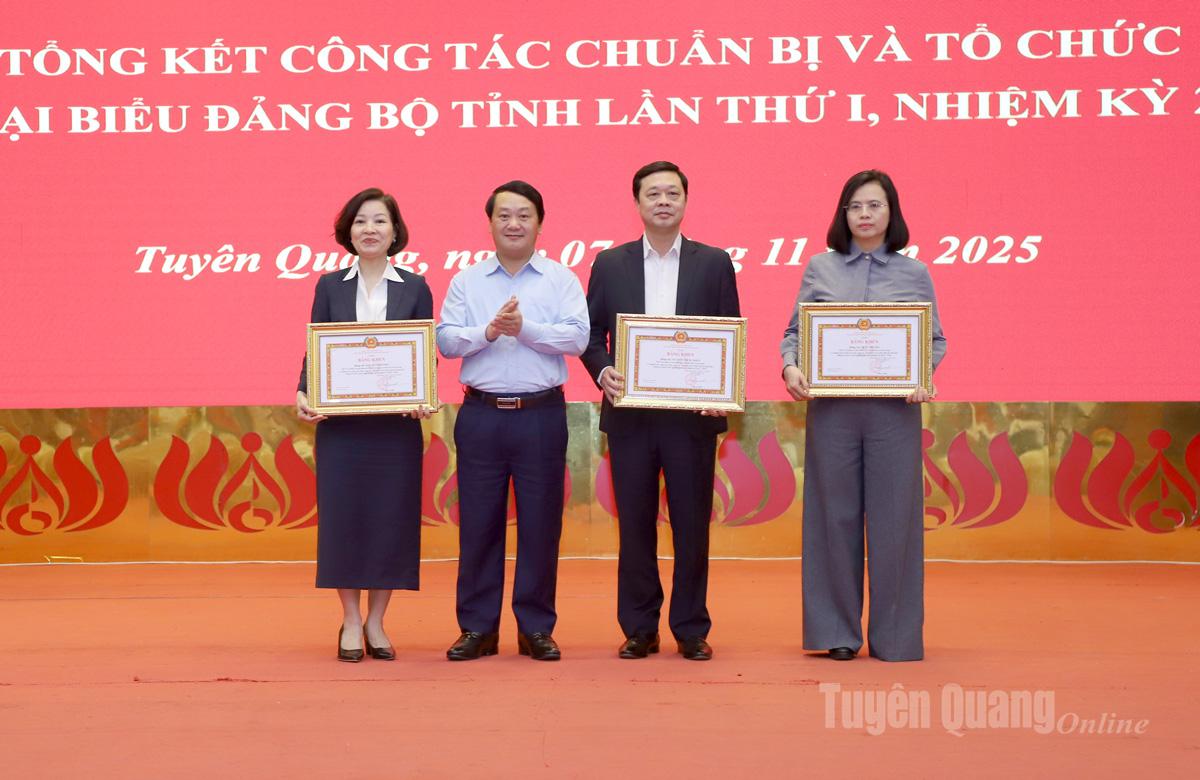 Bí thư Tỉnh ủy Hầu A Lềnh trao Bằng khen của Ban Thường vụ Tỉnh ủy cho đại diện các Ban Đảng Trung ương phụ trách, theo dõi tỉnh Tuyên Quang.