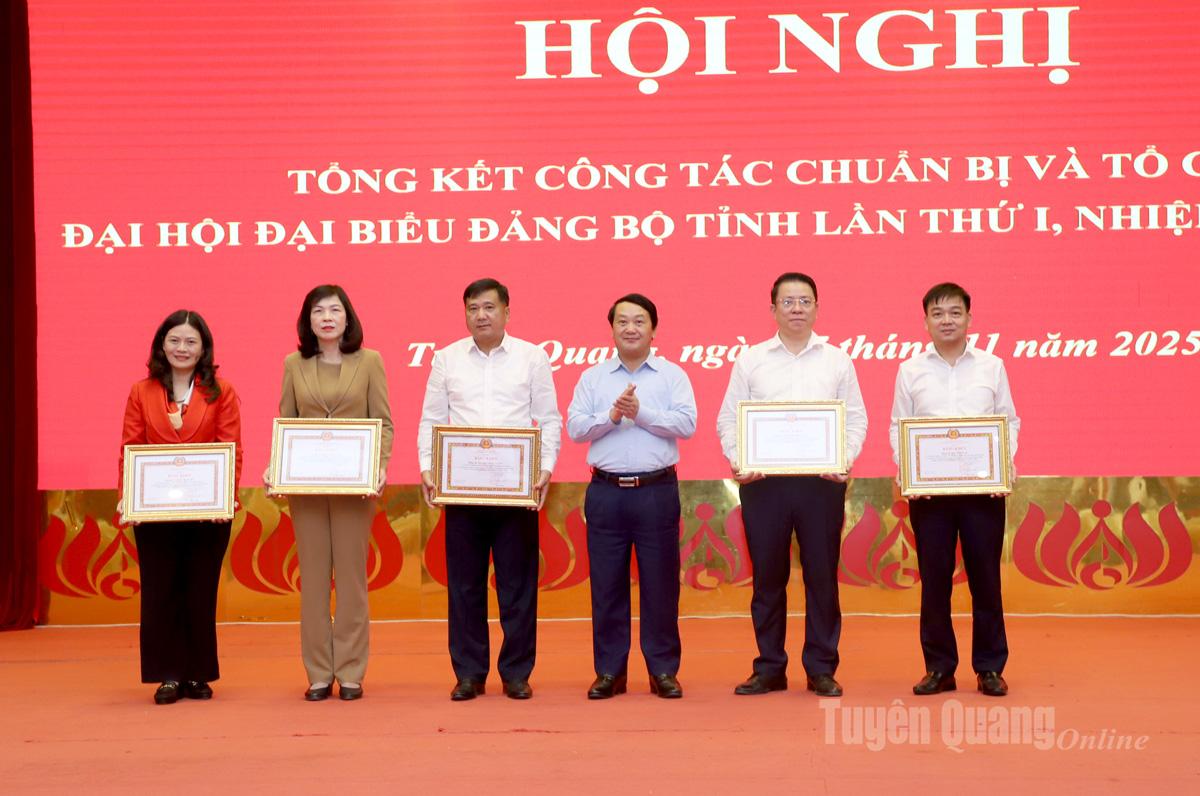 Bí thư Tỉnh ủy Hầu A Lềnh trao Bằng khen của Ban Thường vụ Tỉnh ủy cho các đồng chí Ủy viên Ban Thường vụ Tỉnh ủy có thành tích xuất sắc trong phục vụ Đại hội đại biểu Đảng bộ tỉnh lần thứ I.