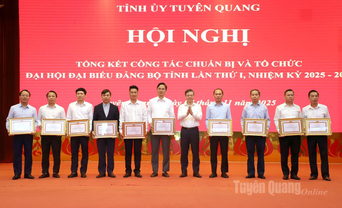 Phó Bí thư Tỉnh ủy, Chủ tịch HĐND tỉnh Nguyễn Văn Sơn trao Bằng khen của Ban Thường vụ Tỉnh ủy cho các cá nhân.