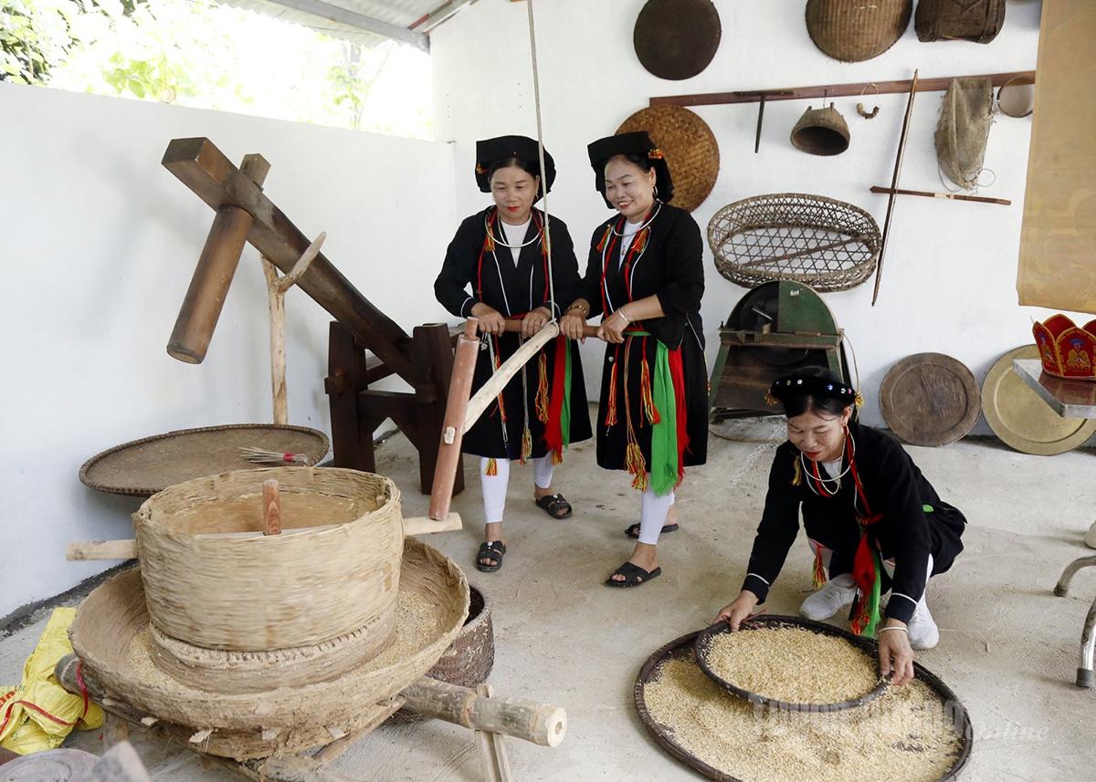 An artisan in Son Thuy commune preserves traditional farming tools of the San Diu ethnic group.