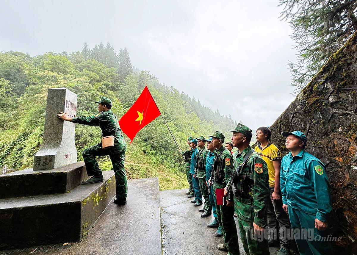Cán bộ, chiến sĩ Đồn Biên phòng Cửa khẩu Quốc tế Thanh Thủy và các thành viên Tổ tự quản đường biên, cột mốc thôn Lùng Chu Phùng, xã Lao Chải kiểm tra mốc 238.