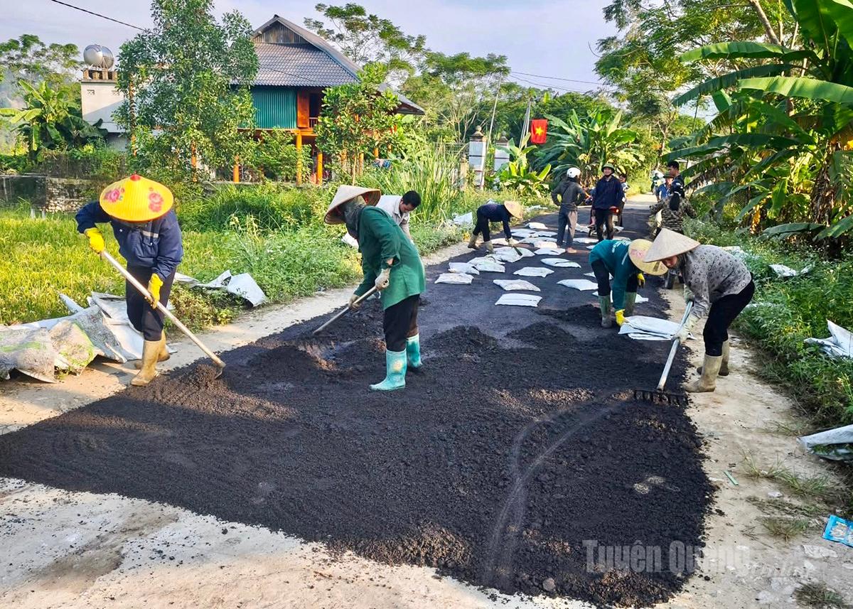 Người dân thôn An Xuân, xã Đồng Yên góp ngày công sửa chữa đoạn đường bị hư hỏng.