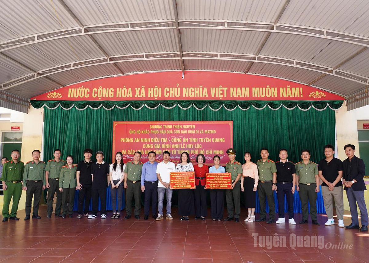 Phòng An ninh điều tra, Công an tỉnh trao tặng trang thiết bị, hỗ trợ cô trò Trường THCS Lý Tự Trọng, xã Vị Xuyên.